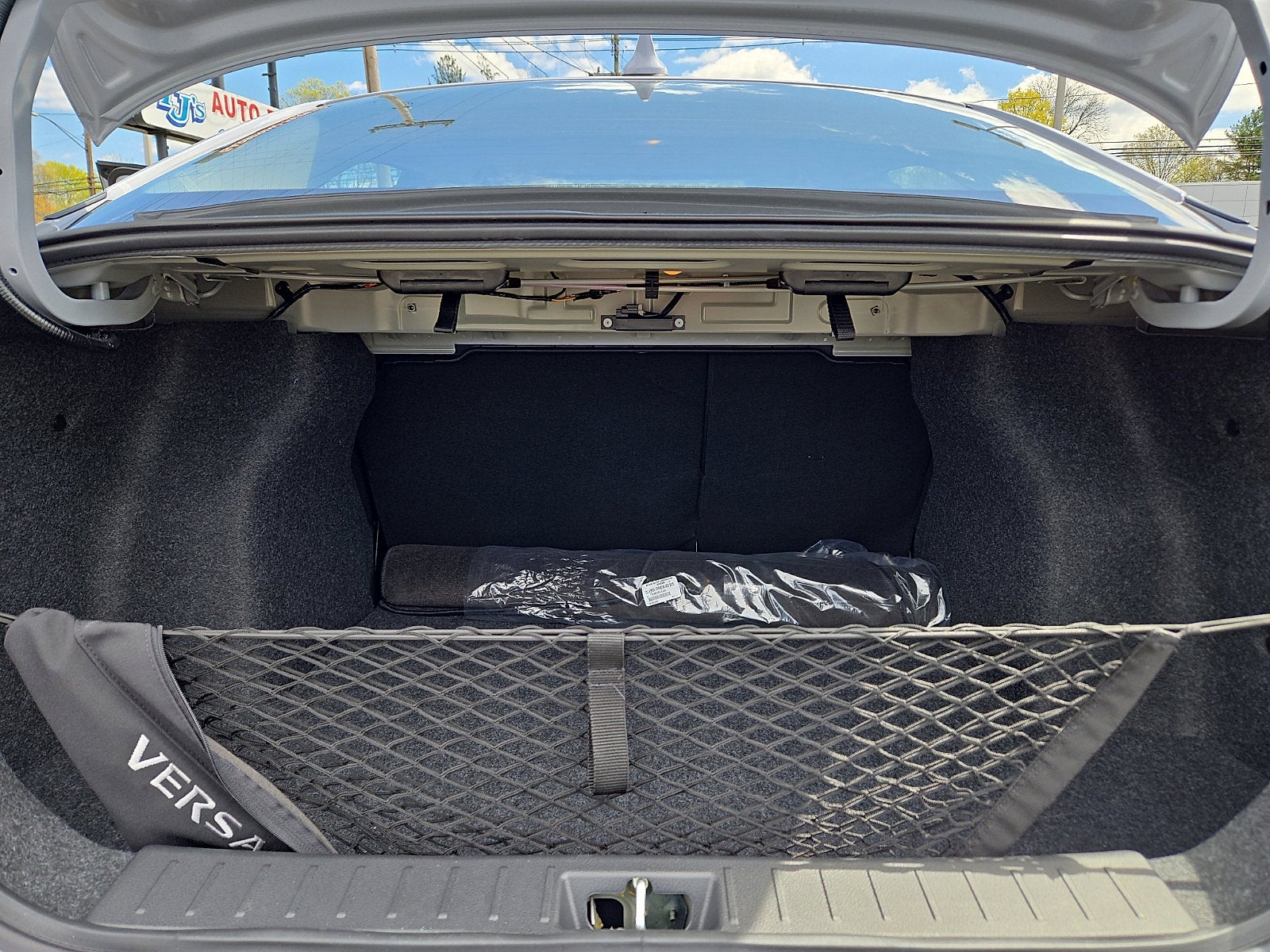 2025 Nissan Versa SR