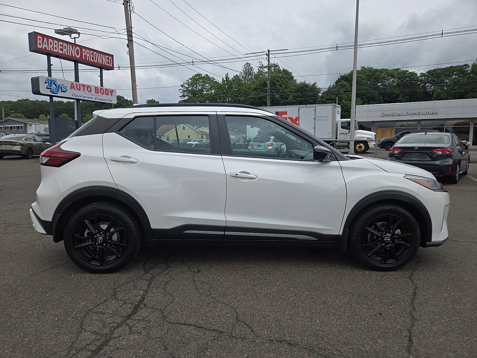 2023 Nissan Kicks SR