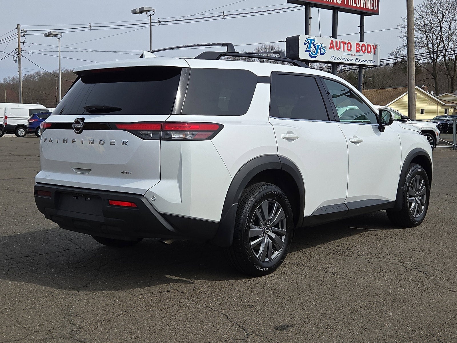 2025 Nissan Pathfinder SV