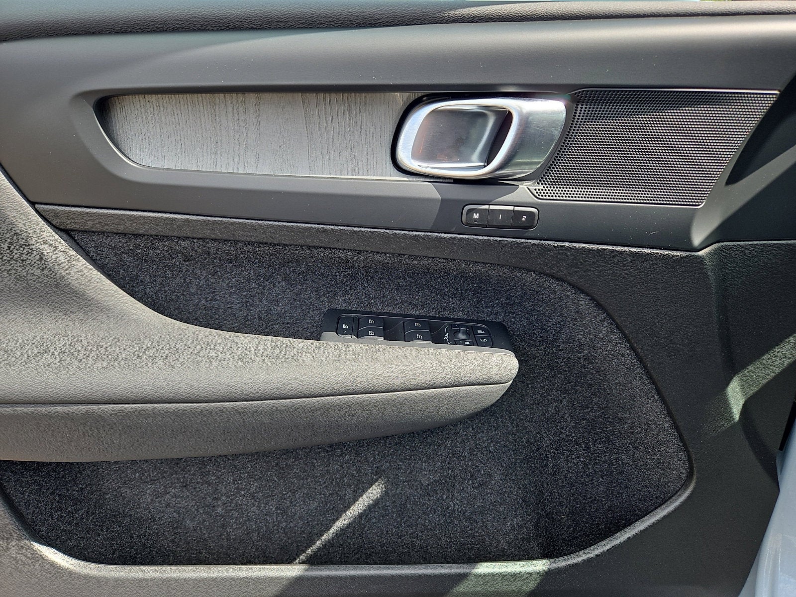 2025 Volvo XC40 Core Bright Theme