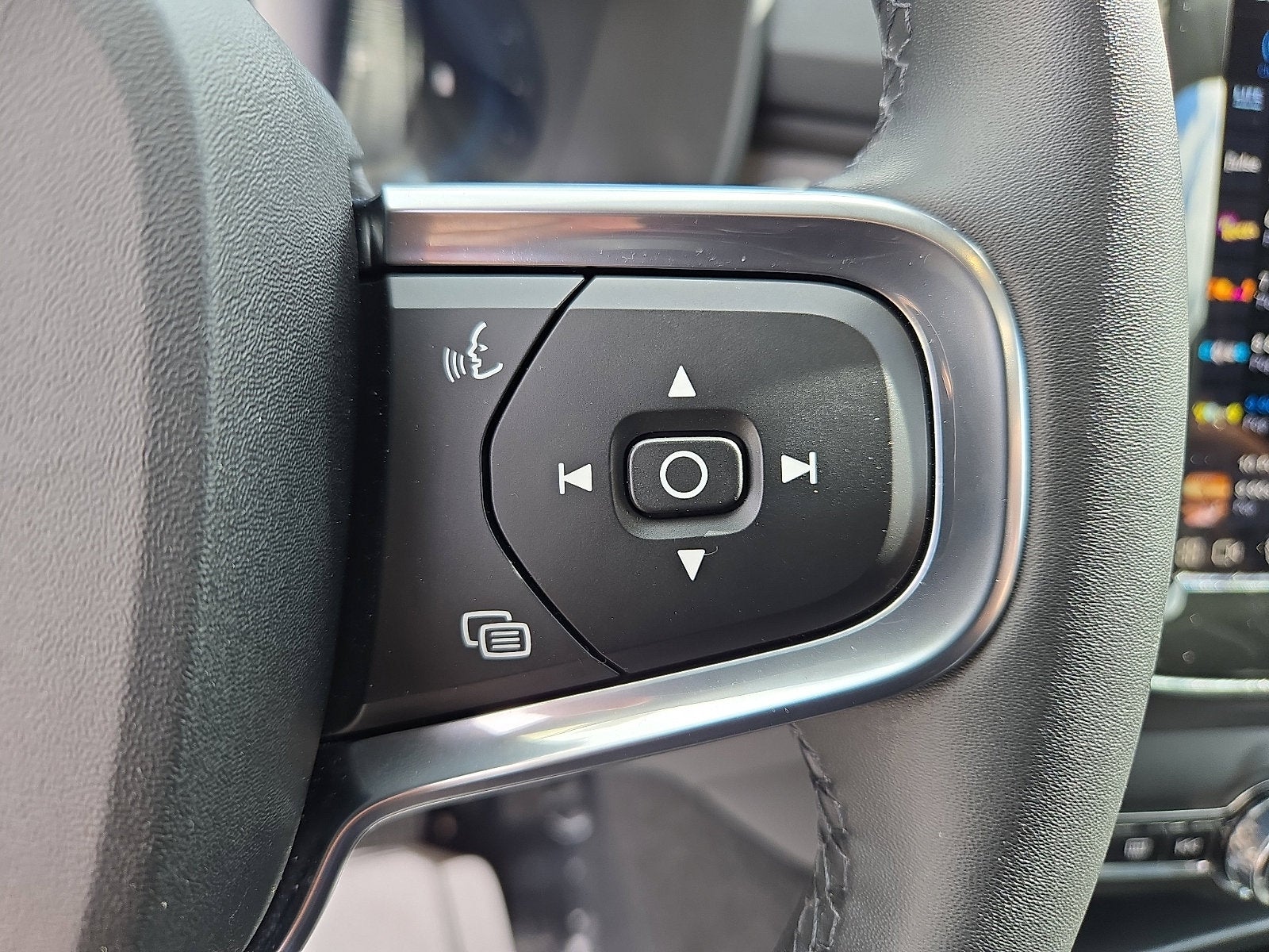 2025 Volvo XC40 Core Bright Theme