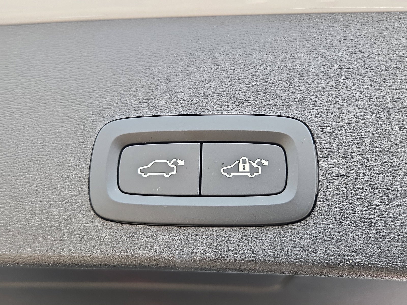 2025 Volvo XC40 Core Bright Theme