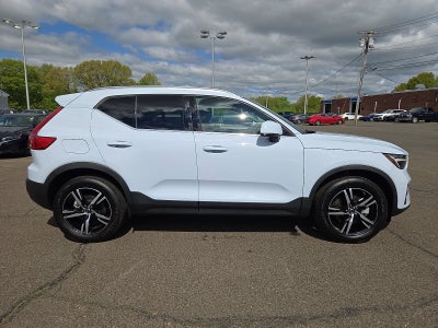 2025 Volvo XC40 Core Bright Theme